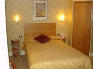 Ramada Crawley-gatwick 3*